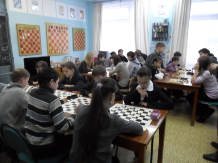 21ноября 2012 г.в подростковом клубе «Маяк» прошел турнир по русским шашкам среди дворовых команд Калининского района .